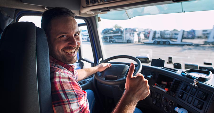homem sentado no banco de um caminhão mostrando a ergonomia para motoristas