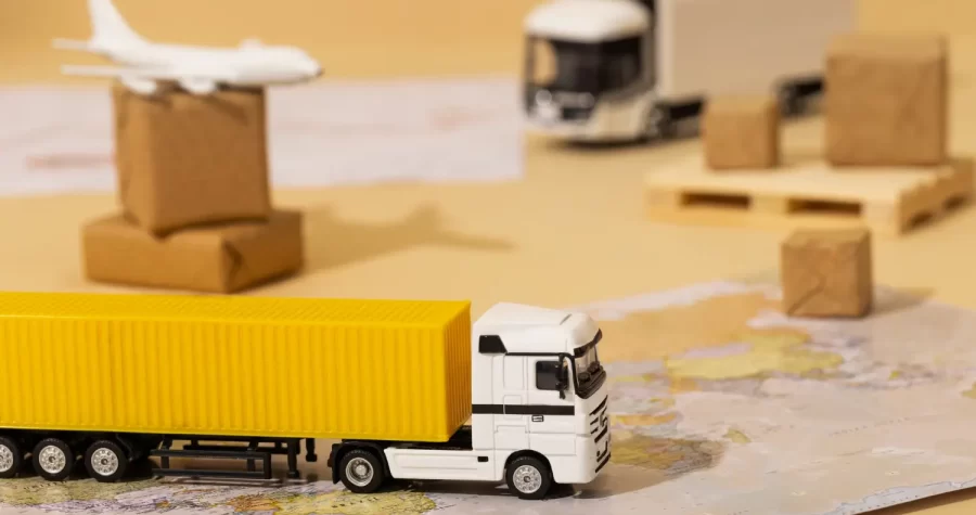 Como manter a conformidade com as normas governamentais relacionadas ao transporte de cargas e descargas?