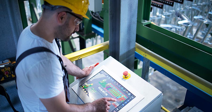 colaborador em frente a um computador utilizando a tecnologia na indústria