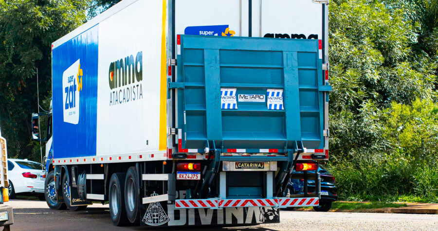 Plataforma de caminhão: como reduzir tempo e esforço na carga e descarga